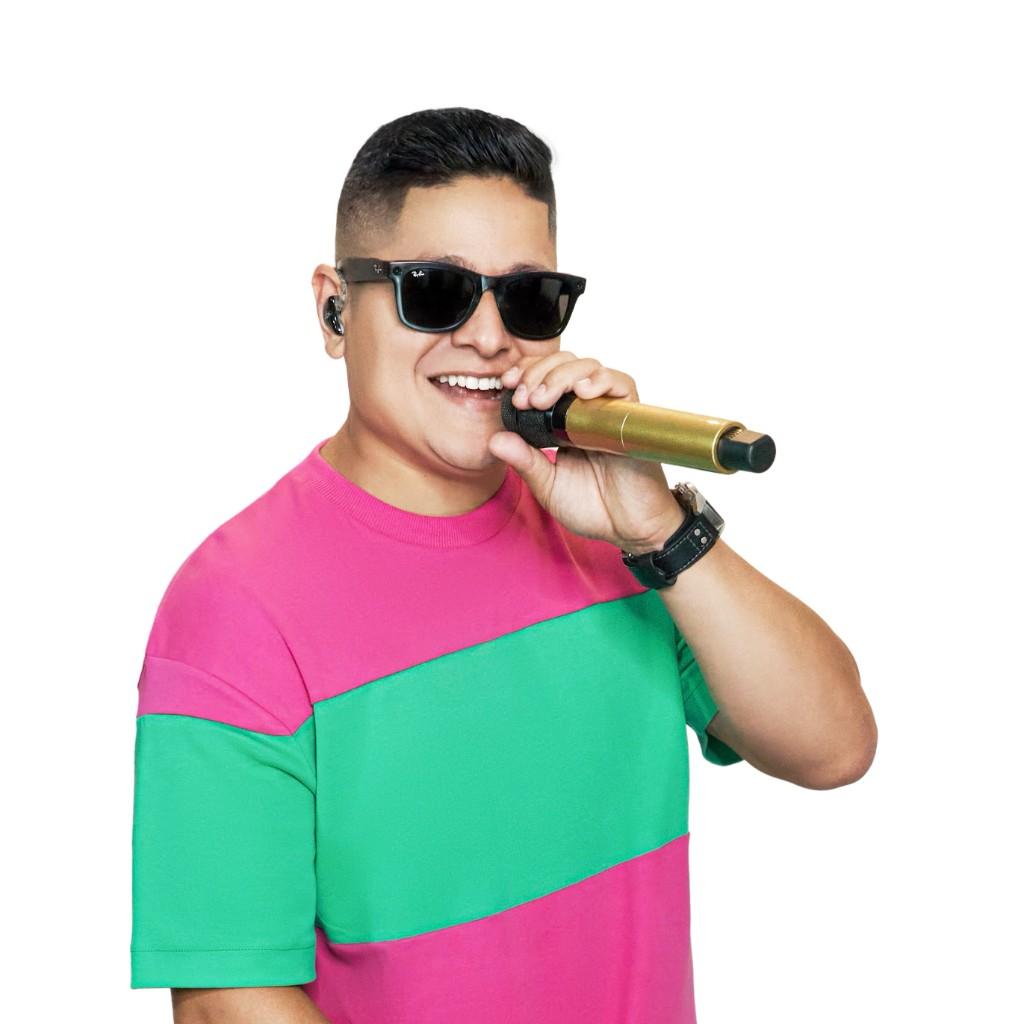 Karaoke Party de Evin Ramos: invitados cantando con micrófonos