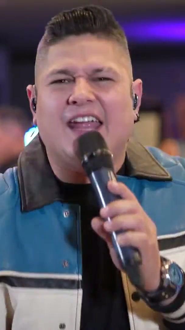 Evin Ramos cantando en vivo con su banda de música latina en un evento en Atlanta